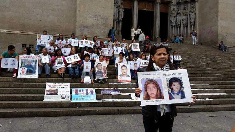 Ivanise Esperidião com as Mães da Sé, que ganhou o apoio de Gugu durante o ano de 2001 - Reprodução/Facebook - Reprodução/Facebook