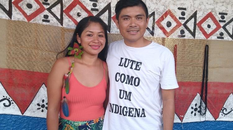 Professora Jucira de Almeida, de história, ao lado do professor de artes Whilan Albino - Arquivo Pessoal - Arquivo Pessoal