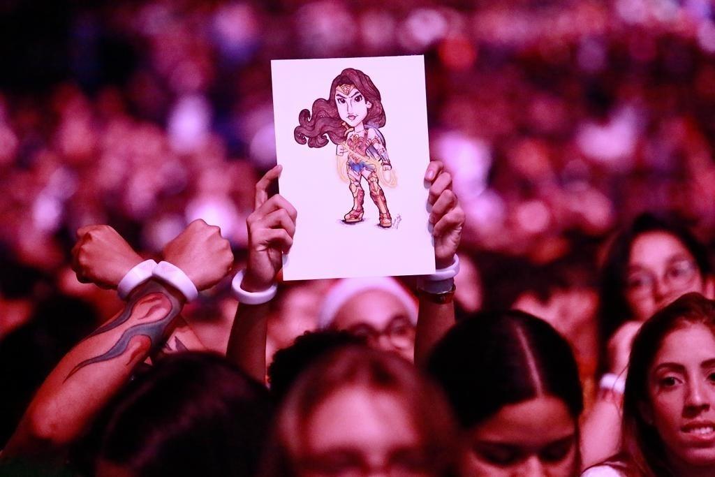 Gal Gadot retribui carinho do público em sua participação na CCXP - Iwi Onodera/UOL