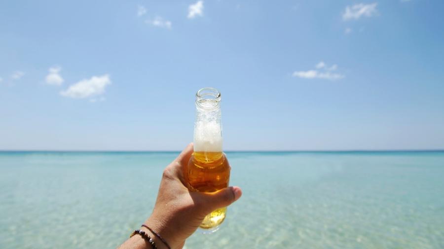 Bebida alcoólica na praia - iStock