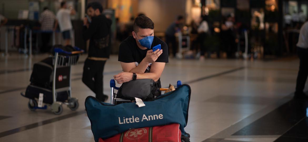 Turistas usam máscaras por medo de contrair coronavírus no Aeroporto Internacional de Ezeiza, em Buenos Aires, Argentina - Mario De Fina