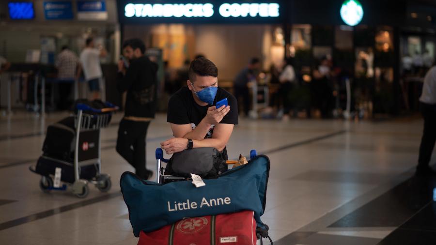 Turistas usam máscaras por medo de contrair coronavírus no Aeroporto Internacional de Ezeiza, em Buenos Aires, Argentina - Mario De Fina