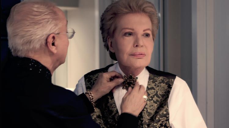 Walter Mercado com o assistente Willie Acosta em cena do documentário da Netflix - Divulgação/Netflix - Divulgação/Netflix