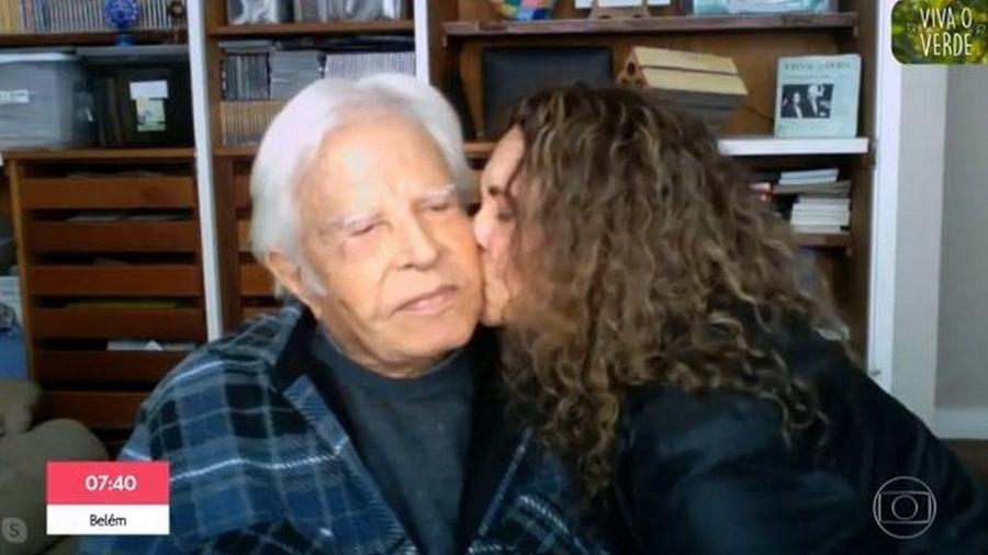 Cid Moreira ganha beijo da mulher, Fátima - Reprodução