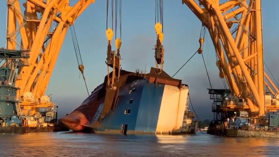 MV Golden Ray começou a ser fatiado no começo deste mês, porém contratempos atrasaram os trabalhos de remoção do cargueiro de 200 m - Divulgação