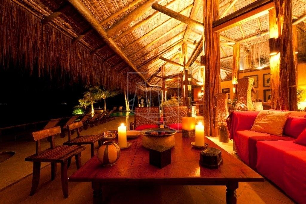 A mansão possui uma agradável varanda com vista para o mar - Reprodução