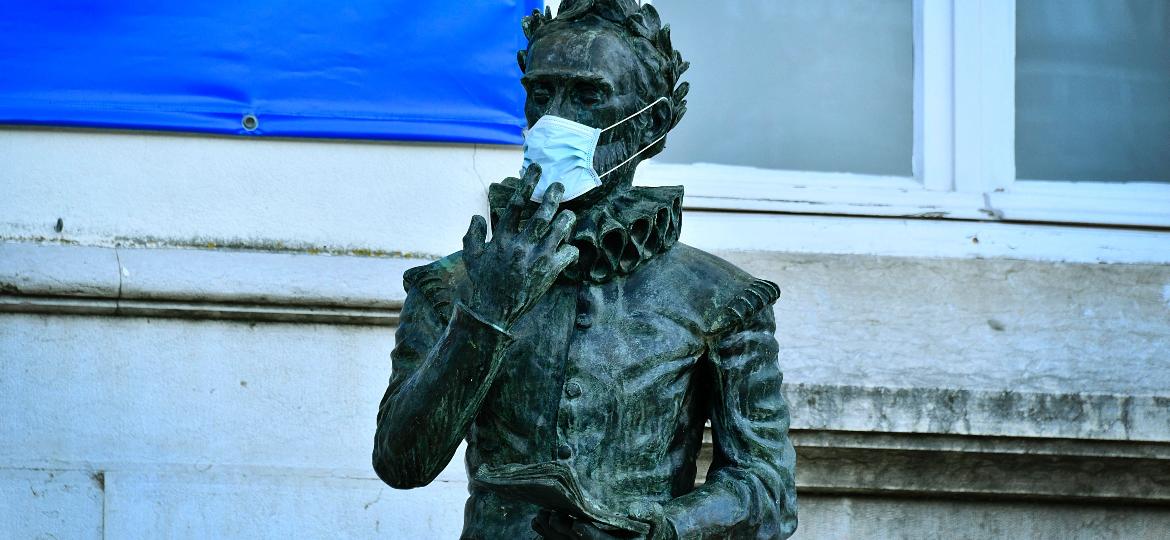 Busto de Luís de Camões com máscara, em Lisboa, demonstra o atual momento de Portugal diante do coronavírus - NurPhoto via Getty Images