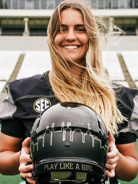 A jogadora de futebol americano Sarah Fuller e o capacete: "Jogue como uma garota" - Reprodução/Instagram