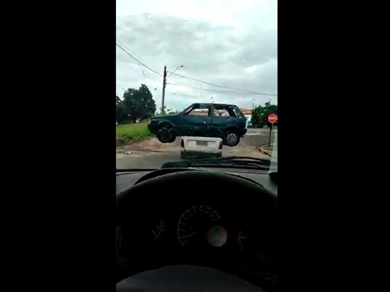 Tatui Picape Transporta Uno Em Carroceria No Interior De Sp Assista