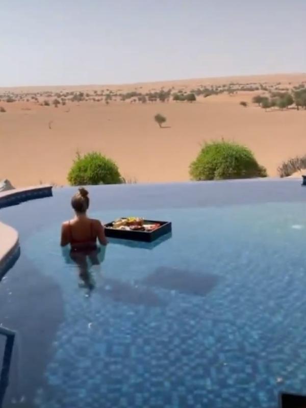 Sasha na piscina do resort em Dubai - Reprodução/Instagram