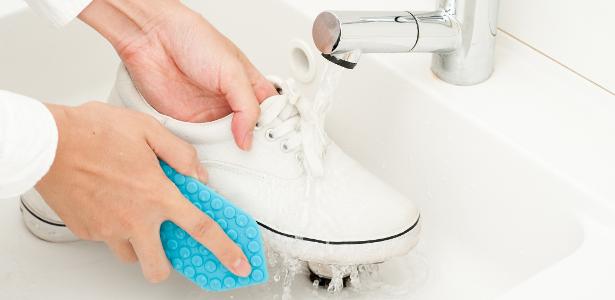Como limpar tênis branco, calçado de tecido, couro e chinelo