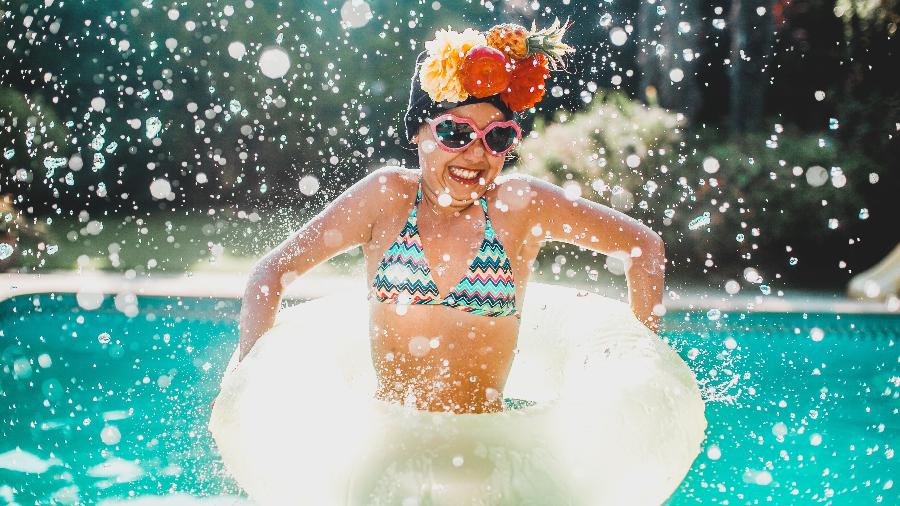 Para aproveitar ao máximo um dia na piscina, não esqueça de levar material para diversão e também produtos que ajudam na sua proteção - Getty Images