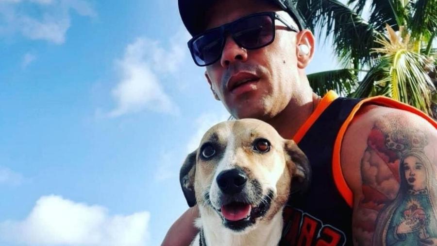 Reinaldo e sua cadela Pandora, que desapareceu no aeroporto de Guarulhos dia 15 de dezembro - Reprodução