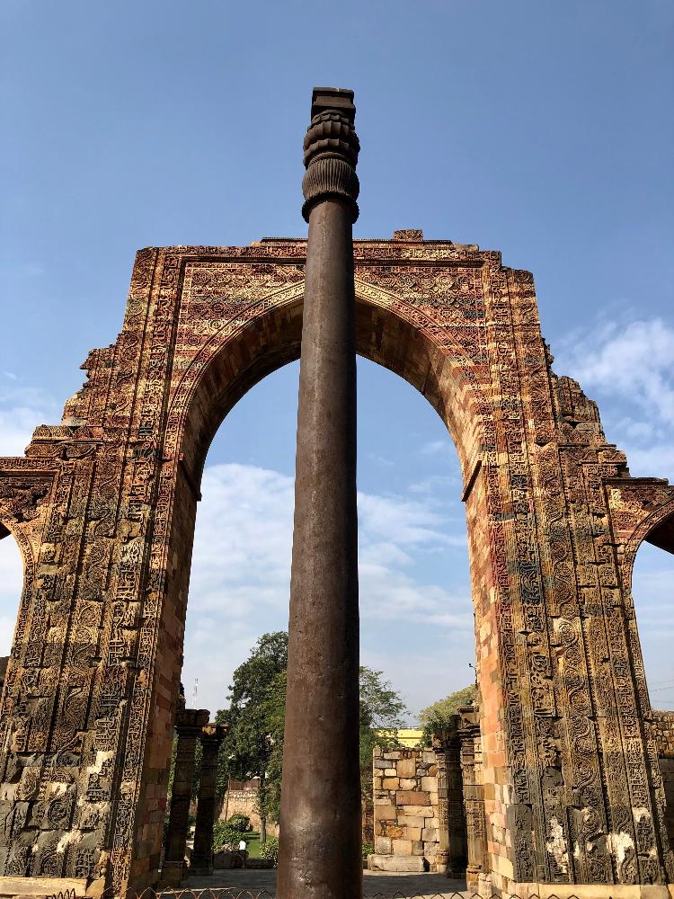 Pilar de Ferro no complexo Qutb Minar, em Nova Délhi, na Índia