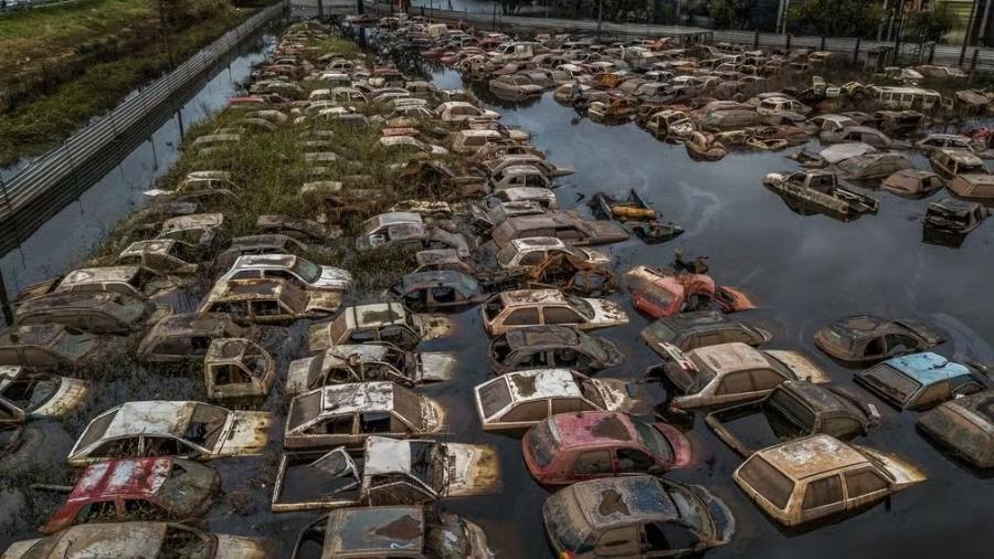 Vista de carros alagados nas imediações do Aeroporto Salgado Filho, em Porto Alegre (RS)