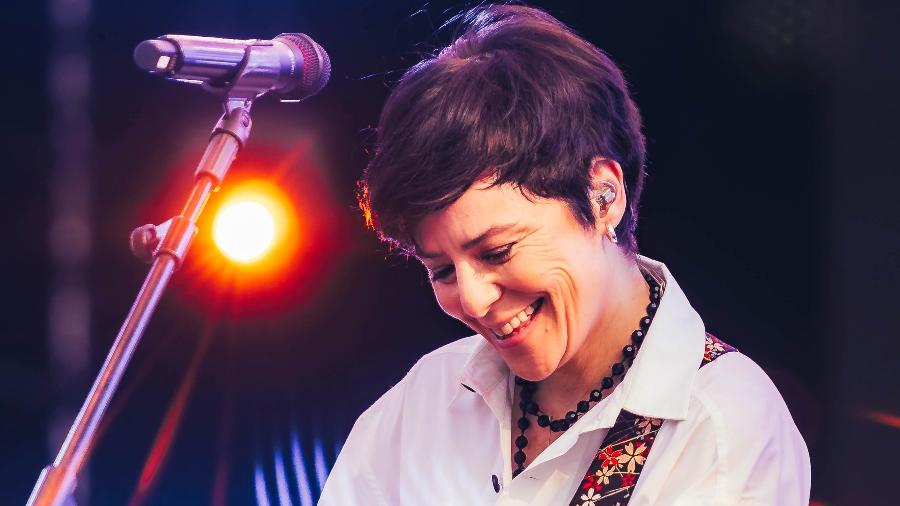 Fernanda Takai, do Patu Fu, que dividiu o palco com a banda Penélope no Palco Sunset, na segunda noite do Rock In Rio 2024