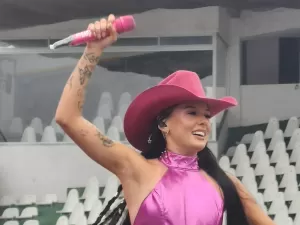 Em Curitiba, Ana Castela faz show sob chuva e brinca: 'Bom pra beber'