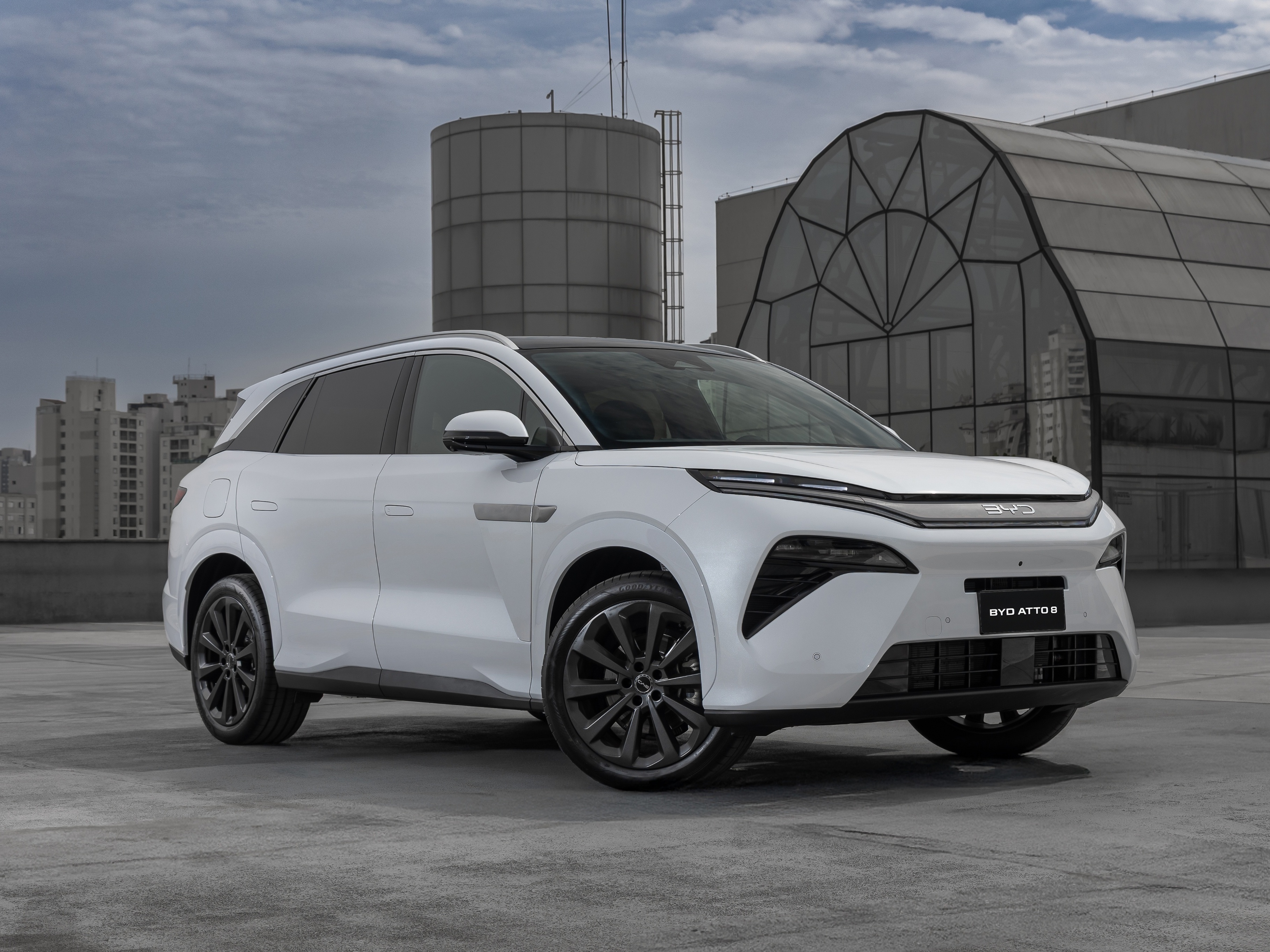BYD Atto 8: SUV chinês tem 7 lugares e roda 111 km sem gastar gasolina