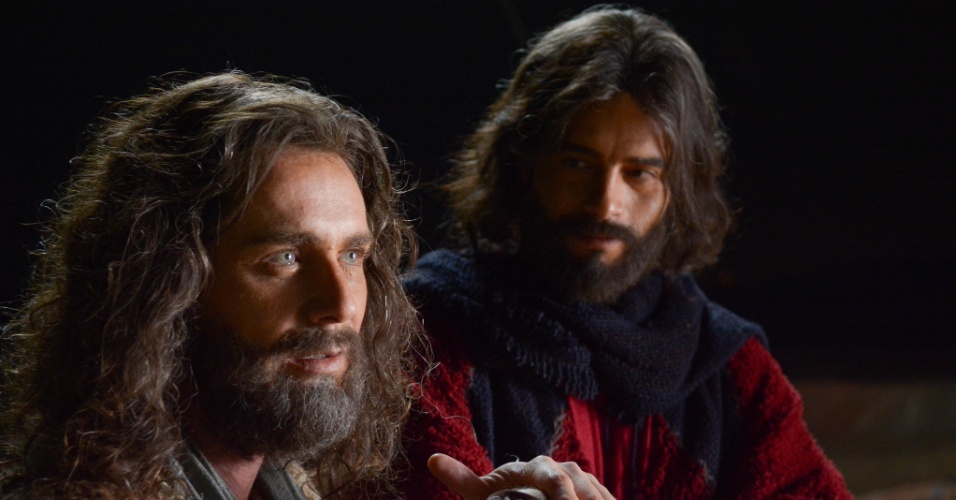 Moisés (Guilherme Winter) e o irmão Arão (Petrônio Gontijo), durante travessia do povo hebreu para terra prometida na novela "Os Dez Mandamentos"