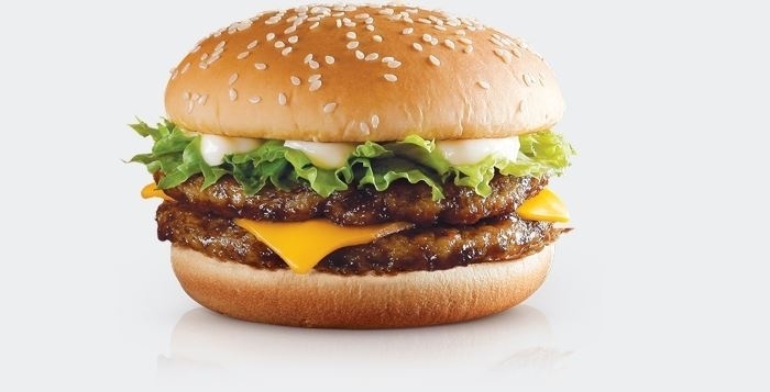 Double Bulgogi Burger: A culinária da Coreia do Sul costuma ser extremamente saborosa e apimentada, e isso se reflete em algumas receitas do McDonald´s no país asiático. A mais famosa delas é o Bulgogi Burger (que também tem sua versão "double") que, além de salada, maionese e queijo, tem como destaque o hambúrguer no estilo bulgogui, com molho de soja, alho picado e semente de gergelim - Divulgação/McDonald´s