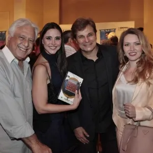 2.dez.2015 -Antônio Fagundes, Alexandra Martins, Edson Celulari e Karin Roepke prestigiam o lançamento do livro "Unidos de Outro Mundo - Dialogando com os Mortos", de José Bonifácio de Oliveira,o Boni, no Copacabana Palace, na noite desta quarta-feira - Brazil News