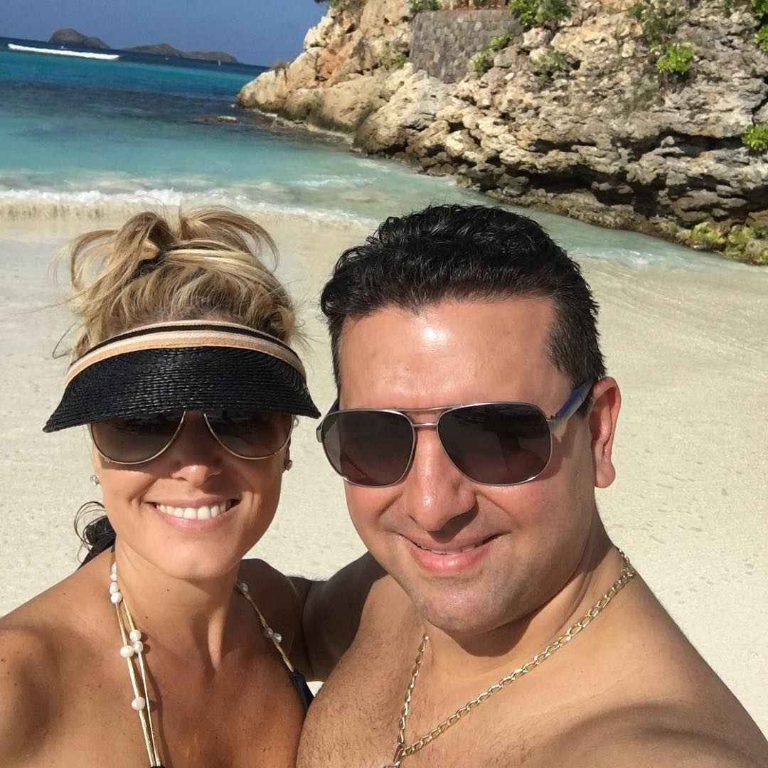 2.fev.2016 - Casado há 15 anos, o apresentador e confeiteiro Buddy Valastro, o Cake Boss, trocou os bolos por uma praia paradisíaca e comemorou sua primeira lua de mel. Em seu perfil no Instagram, ele publicou uma foto ao lado da mulher na ilha de São Bartolomeu. "Após 15 anos, Lisa e eu finalmente tiramos uma lua de mel em nossa primeira viagem sozinhos. St. Bart é incrivelmente linda", escreveu - Reprodução/Instagram/buddyvalastro
