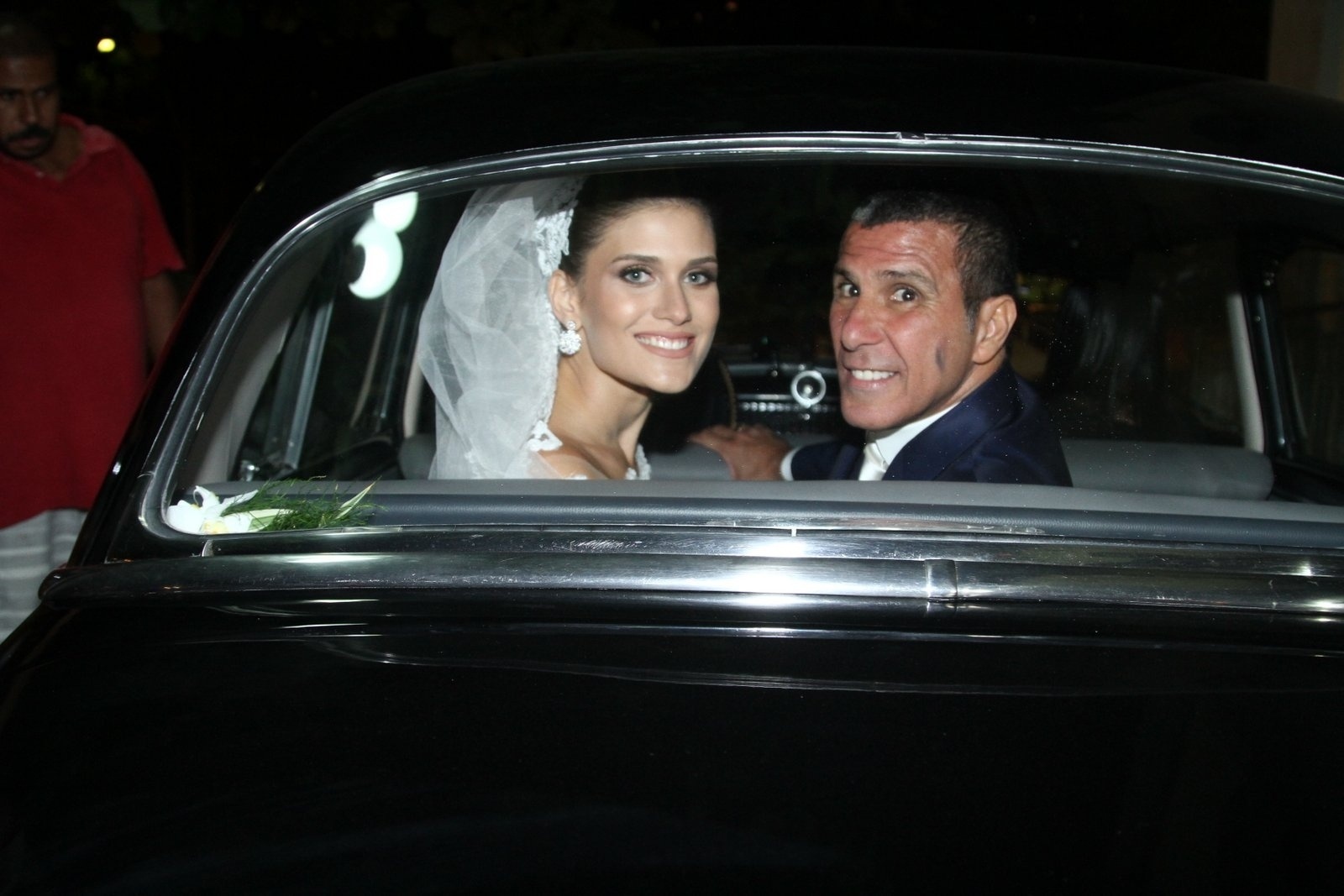 02.abr.2016 - O casal Eri Johnson e Alice Souto deixam a igreja após a cerimônia de casamento - Marcello Sá Barretto e Anderson Borde