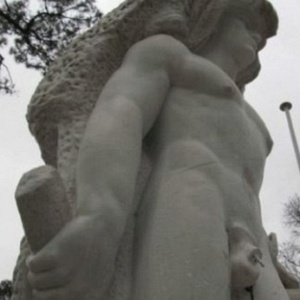 Prefeitura de Arcachon quer que pênis de escultura fique sempre no devido lugar - Reprodução/Soud Ouest 