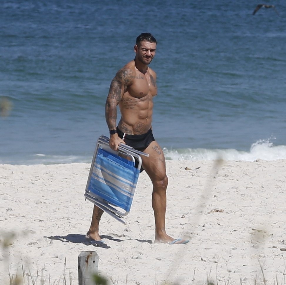 25.abr.2016- Lucas Lucco mostra corpo musculoso em segunda-feira ensolarada na praia da Barra da Tijuca, zona oeste do Rio. Simpático, ele atendeu pedidos de fotos com os fãs ao deixar o local - Ag.News