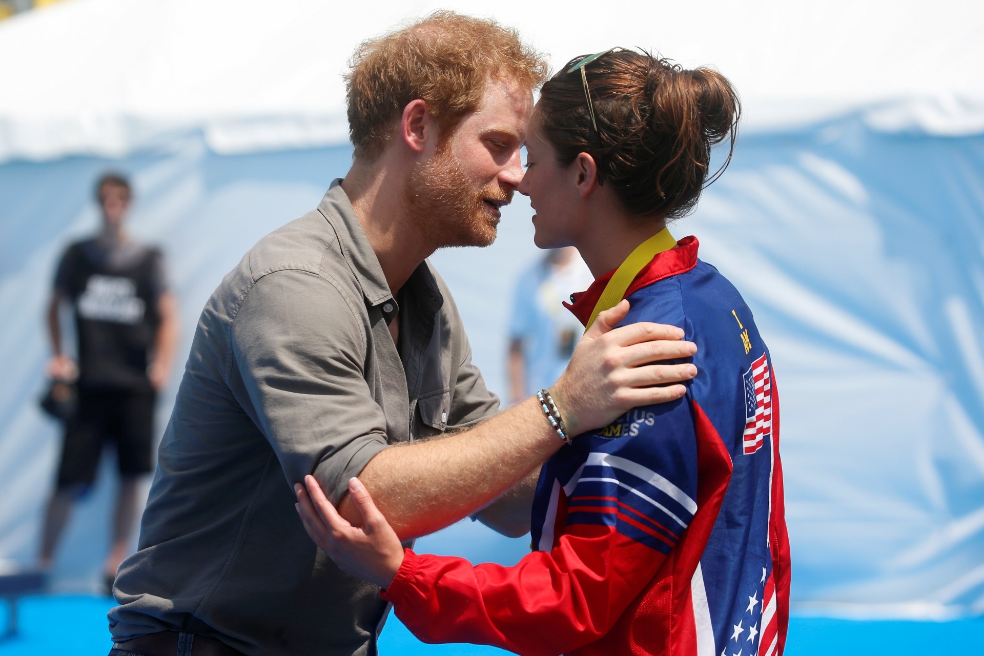 11.mai.2016 - Príncípe Harry cumprimenta uma das competidoras dos Jogos Invictus, que acontece nos Estados Unidos. A campeonato - Reuters