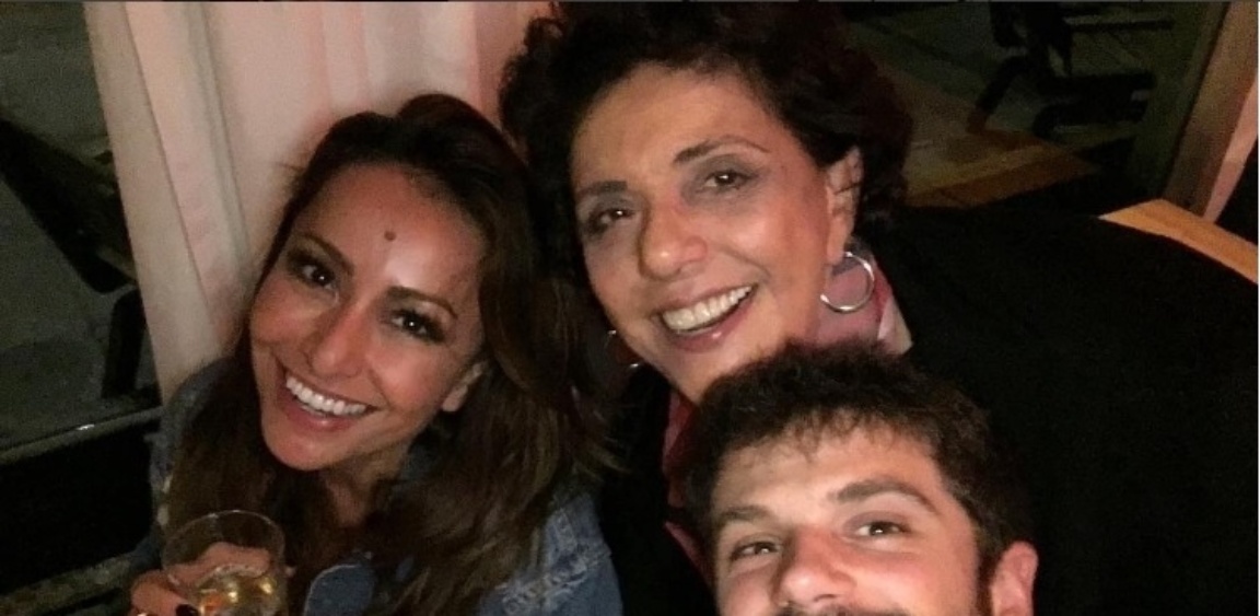 17.mar.2016 - Duda Nagle comemorou seu aniversário de 33 anos em grande estilo. Na madrugada desta terça-feira, o ator postou uma foto no Instagram em que aparece tomando cerveja ao lado da mãe, a apresentadora Leda Nagle, e a namorada, Sabrina Sato - Reprodução /Instagram /dudanagle_