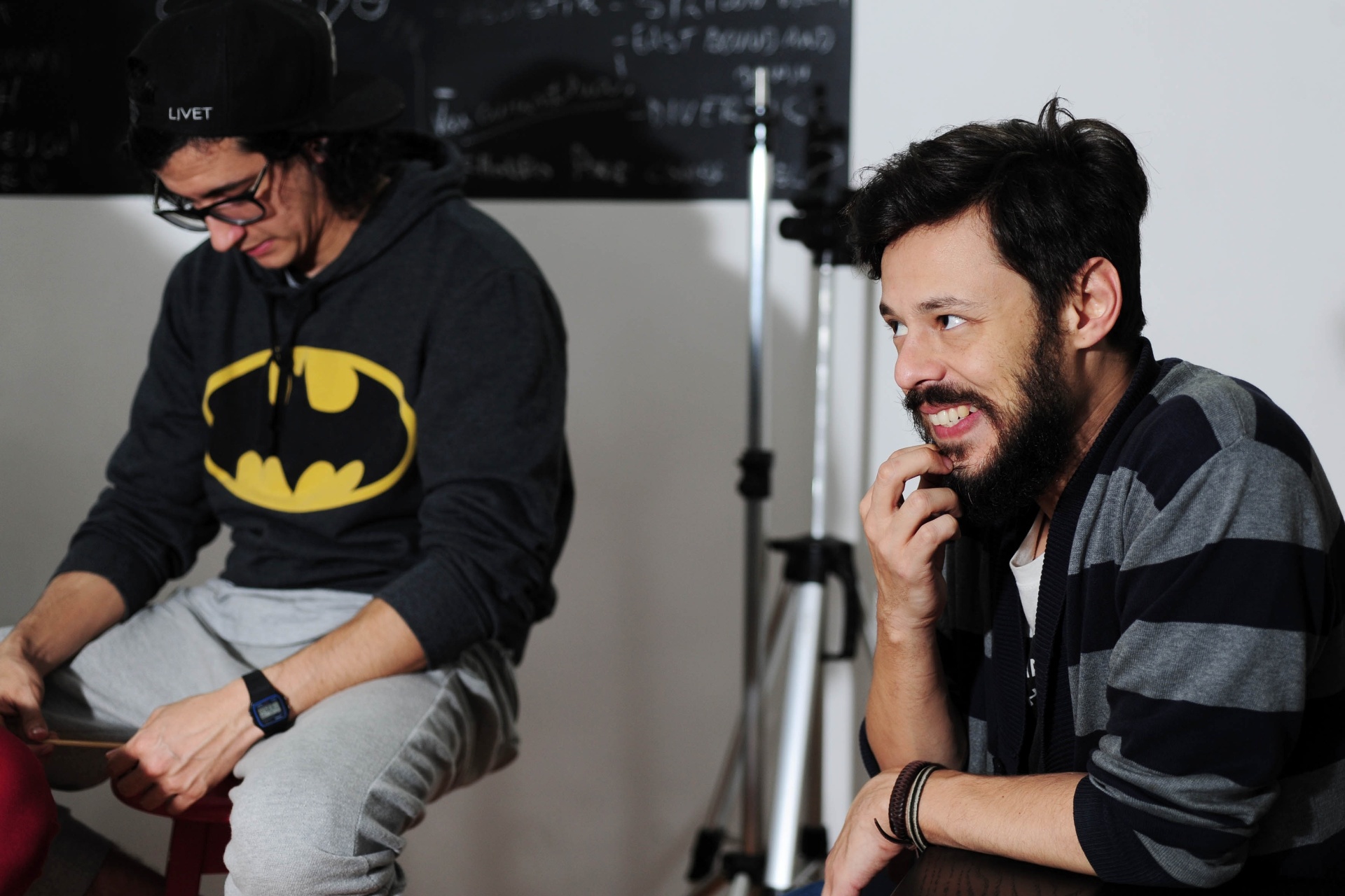 Na sala de casa, os humoristas discutem ideias para os novos espetáculos e uma grande mesa - Junior Lago/UOL