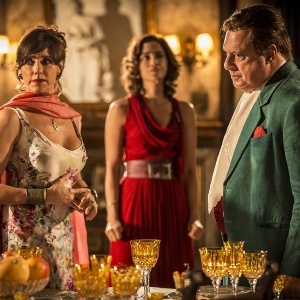 Iolanda (Christiane Torloni) e Tereza (Camila Pitanga) ficam constrangidas com a atitude de Afrânio (Antonio Fagundes) - Reprodução/GShow - Reprodução/GShow