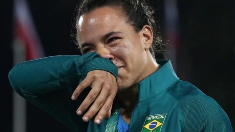 Cerullo não conseguiu conter a emoção ao ouvir a declaração de amor de Enya - Getty Images/Reprodução - Getty Images/Reprodução