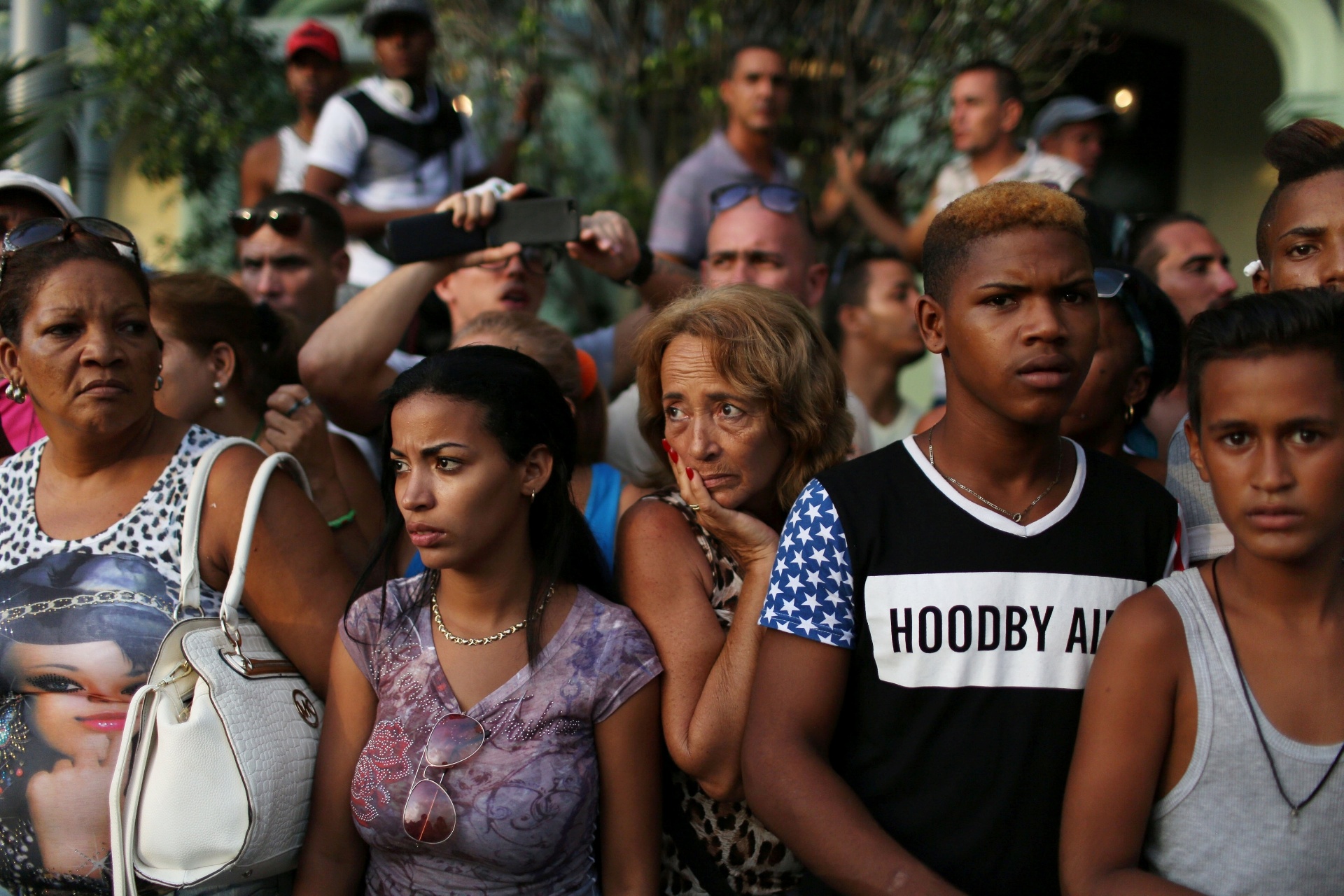 15.ago.2016 - Moradores de Havana esperam pela chegada de Madonna em frente a hotel, o mesmo em que Beyoncé ficou hospedada em 2013 quando foi à ilha - Alexandre Meneghini/Reuters