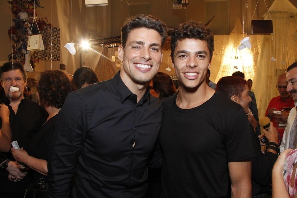 6.dez,2016 -  Cauã Reymond e Matheus Abreu no lançamento da minissérie "Dois Irmãos" - Marcos Ferreira / Brazil News