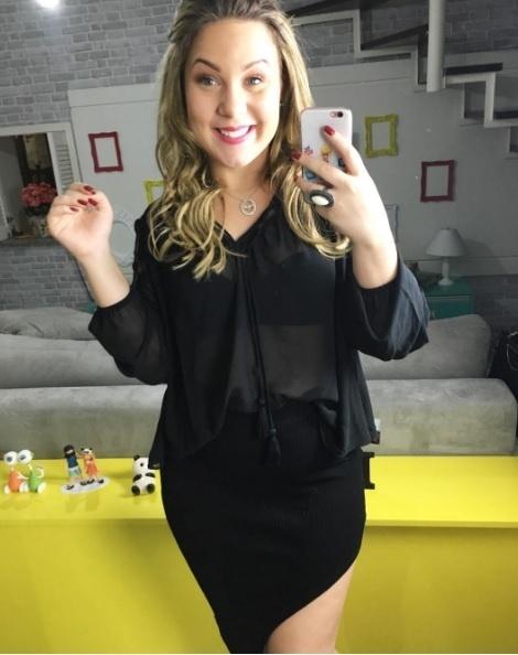 As selfies, que Cacau sempre adorou fazer, começaram a revelar o novo corpo da ex-BBB. Ela perdeu 10 quilos em poucos meses e colocou 295ml de silicone nos seios - Reprodução/Instagram/claudiiaoficial