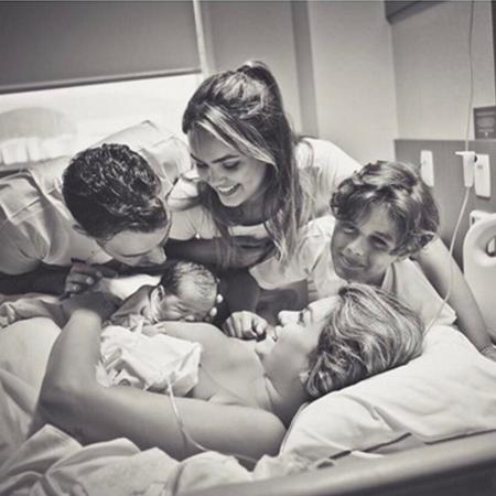 Mico Freitas posta foto da família com Kelly Key e o recém-nascido Artur - Reporudção/Instagram/micofreitas
