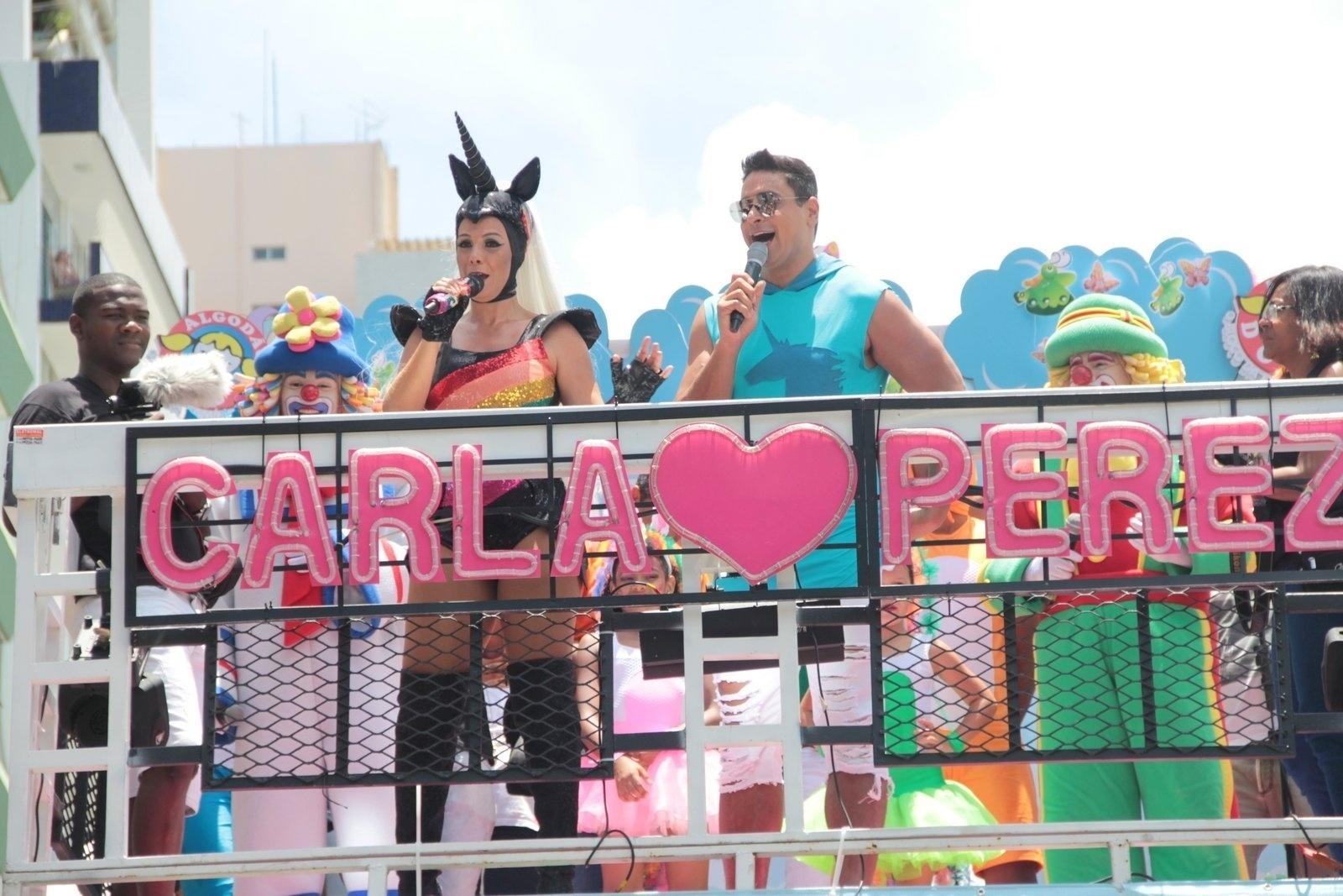 Carla Perez e o marido Xanddy se apresentaram em cima do trio elétrico em Salvador, na Bahia - JC Pereira e Webert Belicio/AgNews