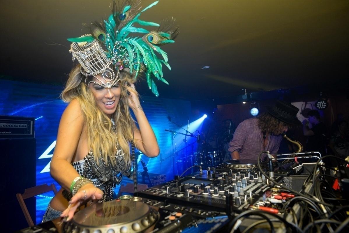 A DJ Larissa Lahw movimentou o camarote do CarnaUOL na Sapucaí - Erbs Jr./UOL