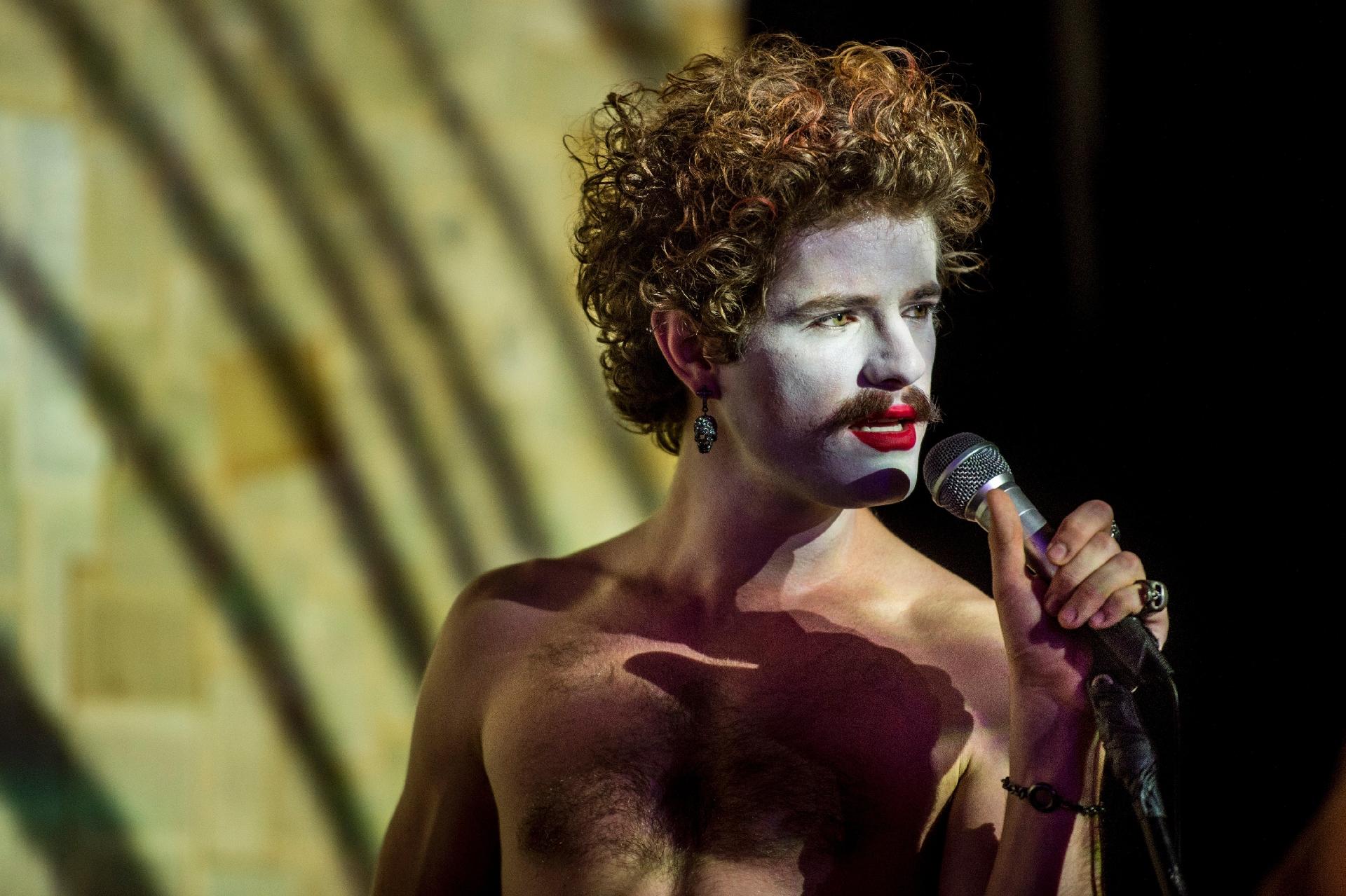 Leon (Mauricio Destri) faz performance numa boate em "Os Dias Eram Assim" - Mauricio Fidalgo/TV Globo