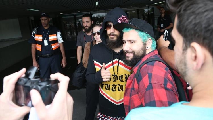 Jared Leto tira foto com fã que aguardava sua chegada no aeroporto do Galeão, antes do show no Rock in Rio - AgNews - AgNews
