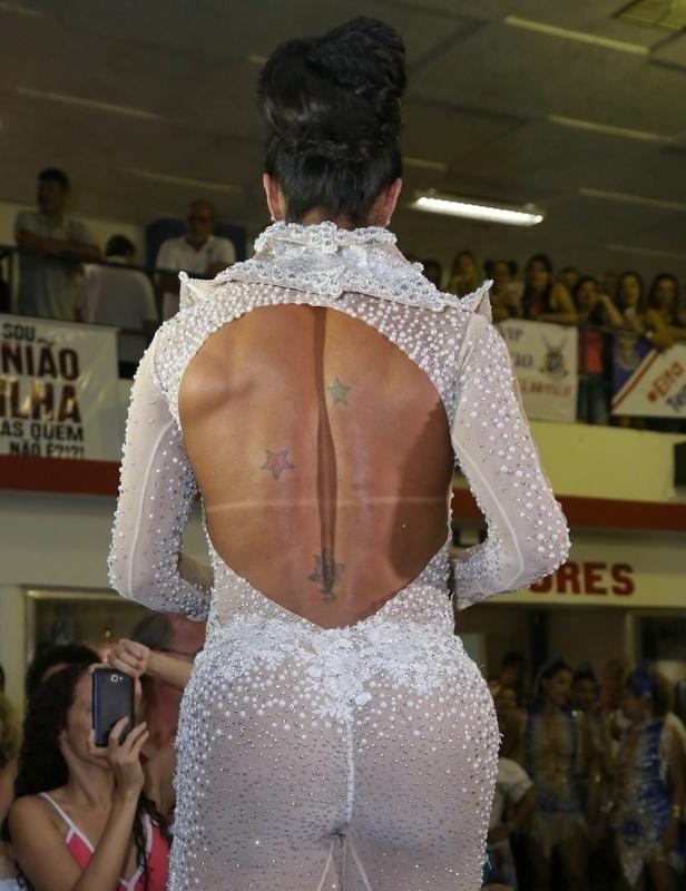 A mulher do cantor Belo usou um look  ousado: macação justo com recortes e transparências, decote generoso e calcinha marcada - Anderson Borde/AgNews