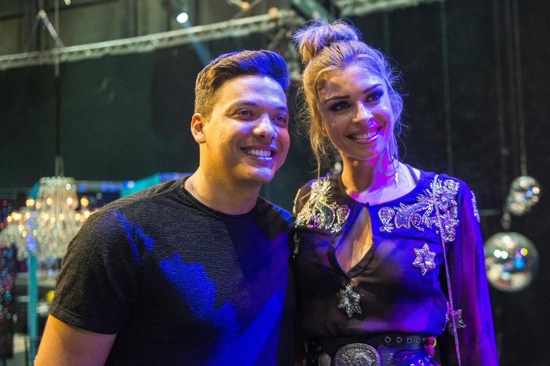Wesley Safadão posa com Grazi Massafera nos bastidores de gravação de "O Outro Lado do Paraíso" - Raquel Cunha/Globo