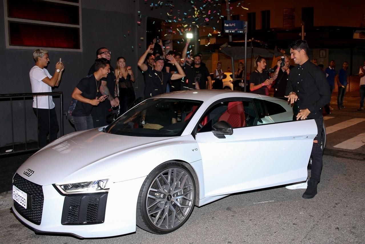 Aniversariante Gabriel Medina chega em audi branco em balada em São Paulo - Deividi Correa e Eduardo Martins / AgNews