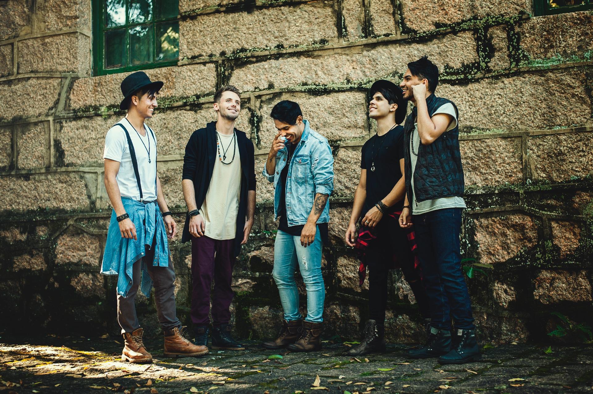 Os integrantes da banda Muranno: Diego Torres (voz), Tiago Kosta (guitarra e voz), Tom Solano (baterista), Viny Cavalcante (baixo e voz) e Lucas Moraes (sanfoneiro) - Divulgação