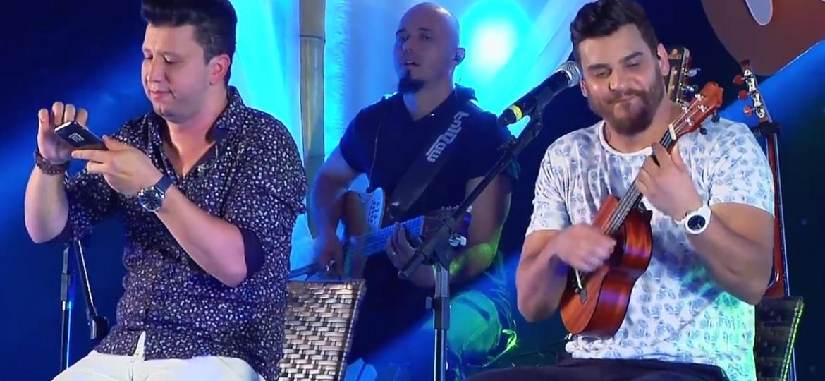 A dupla Cleber & Cauan tocam a música "Quase" no ukulele na gravação do DVD "Resenha" - Divulgação