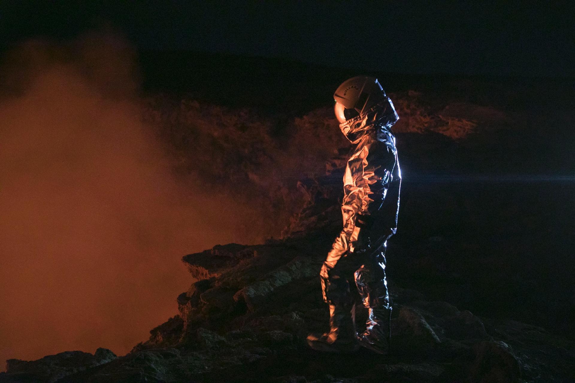 Médica Karina Oliani atravessa o vulcão Erta Ale, na Etiópia - Gabriel Tarso/Divulgação