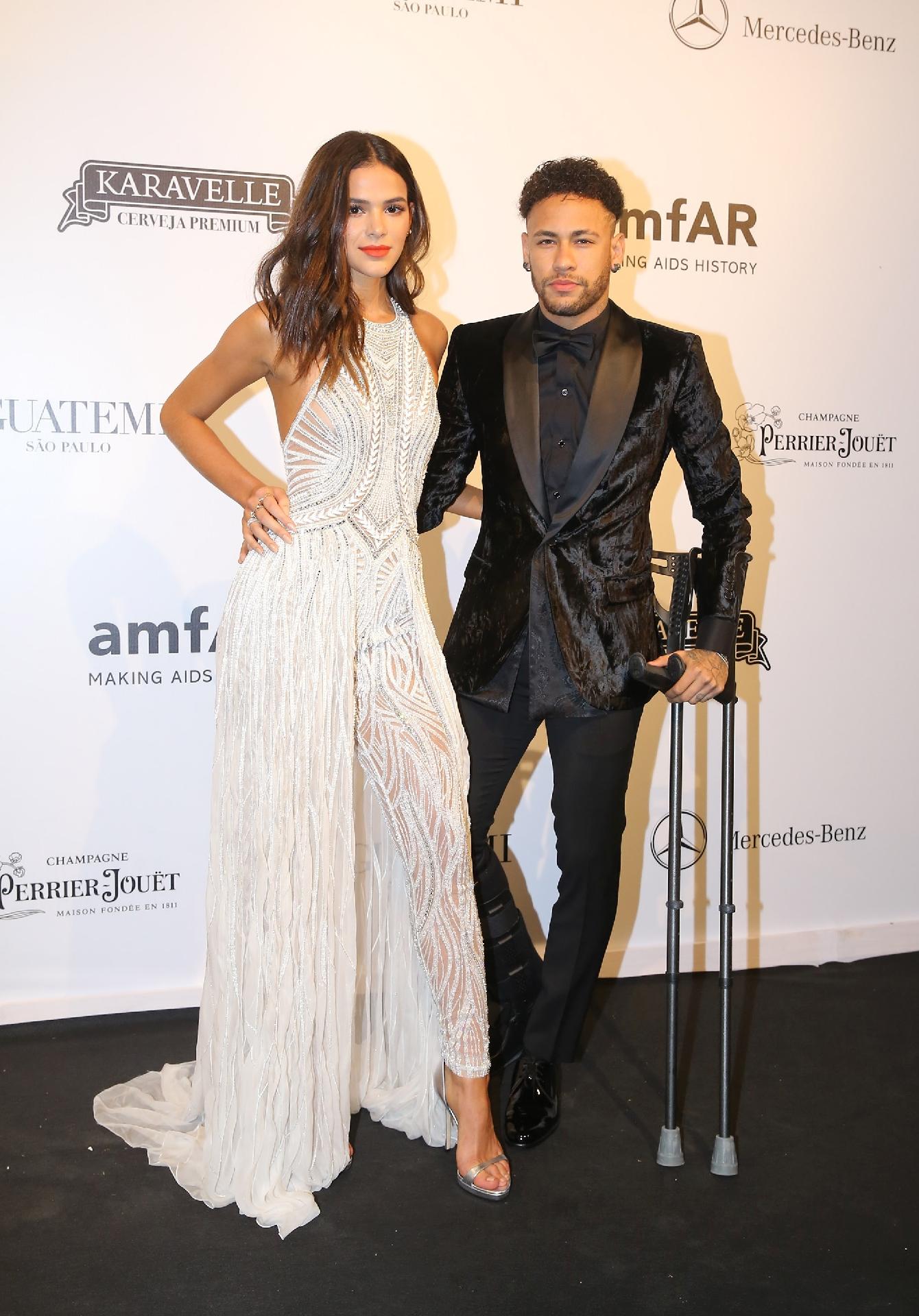 Neymar e Bruna Marquezine no Baile da amfAR, em São Paulo - Manuela Scarpa e Iwi Onodera/Brazil News