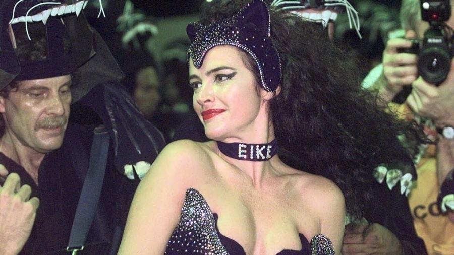 Luma de Oliveira com coleira de Eike no Carnaval de 1998